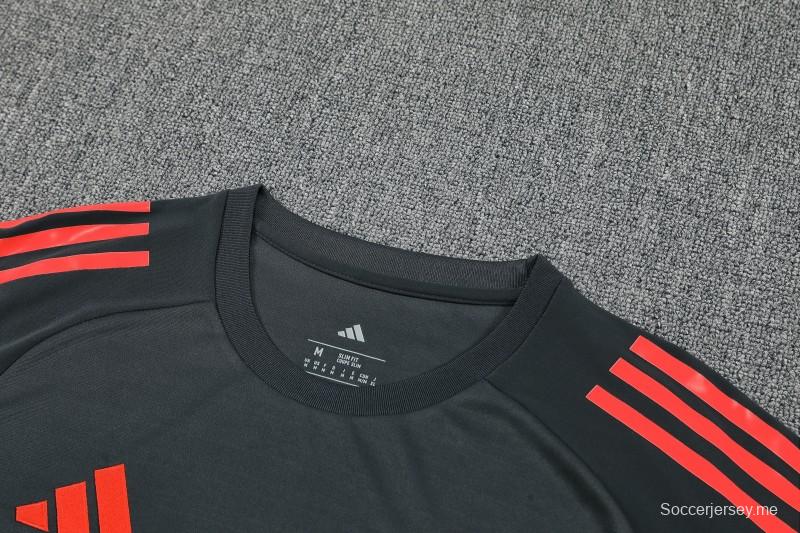 25/26 بايرن ميونيخ بايرن ميونيخ قميص بأكمام قصيرة أسود + شورت قصير الأكمام