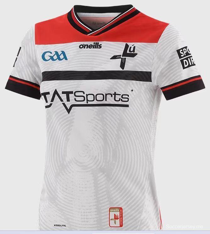 2026 Louth GAA أبيض مع أكتاف حمراء وقميص مخطط باللون الأسود