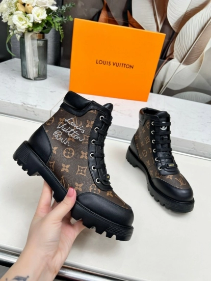 Louis Vuitton Territory Flat Boots with LV Circle Logo and Rubber Outsole - LY00310