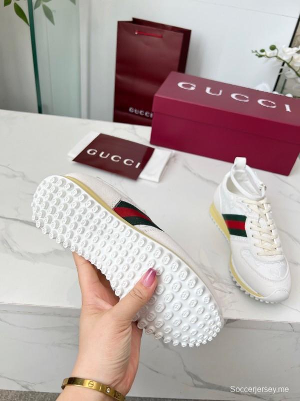 حذاء كاجوال نسائي من غوتشي بطبعة GG سوبريم وقطعة معدنية - AS00330