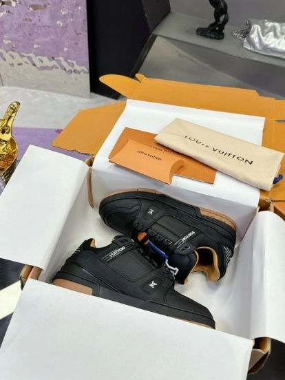 حذاء سنيكرز LV من لويس فويتون LV Trainer Maxi بتفاصيل مونوغرام - AS00360