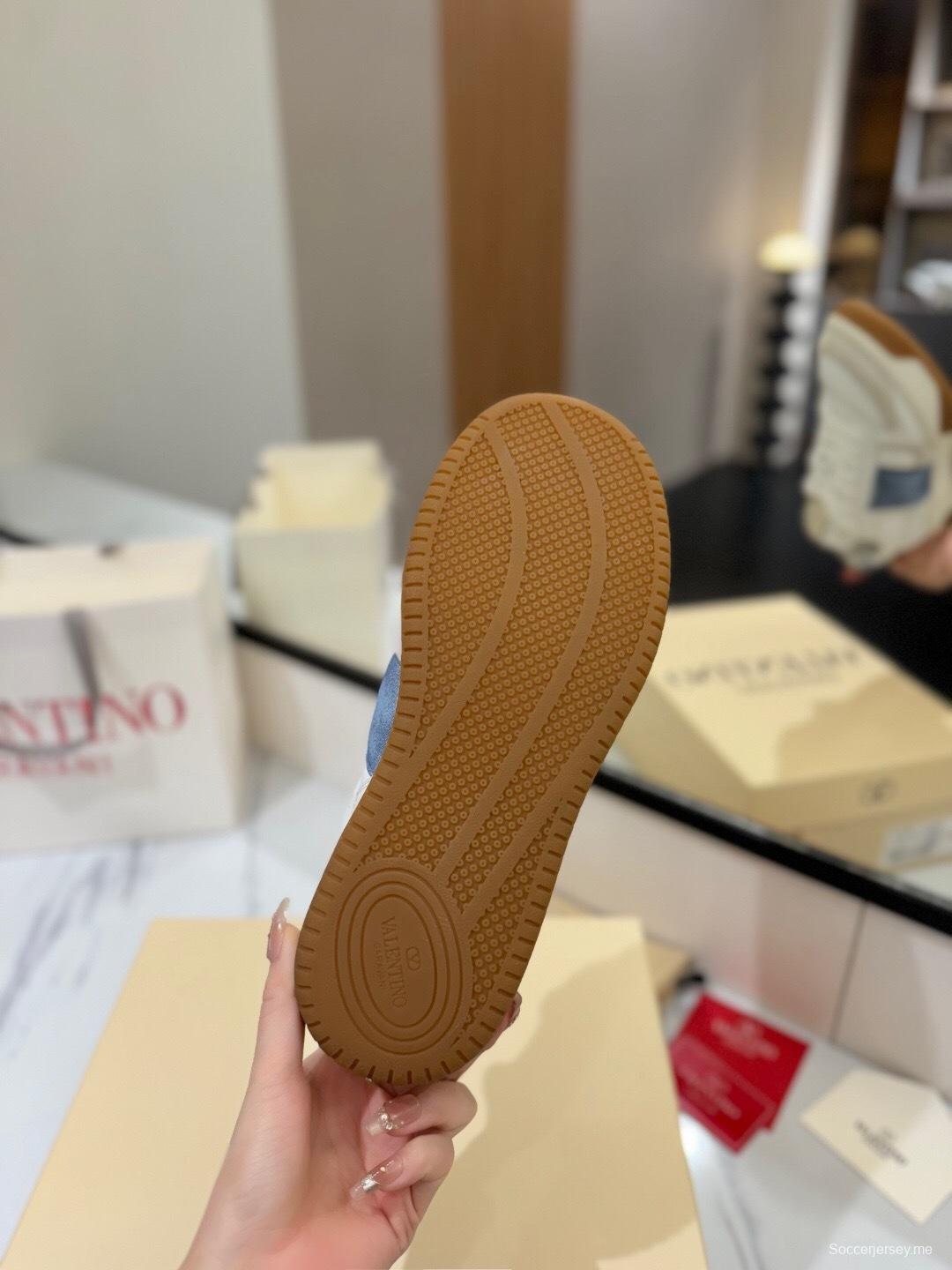 حذاء رياضي كاجوال من فالنتينو 2025 بحزام فيلكرو كبير على شكل حرف V - AS00370