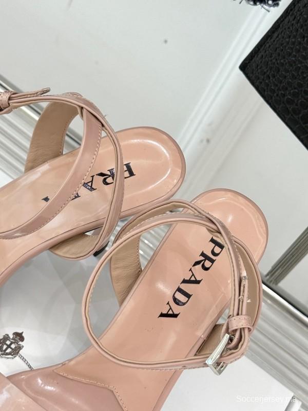 برادا 2025 صندل بكعب عالٍ مدبب من الأمام مع إبزيم مثلث - KFY00280