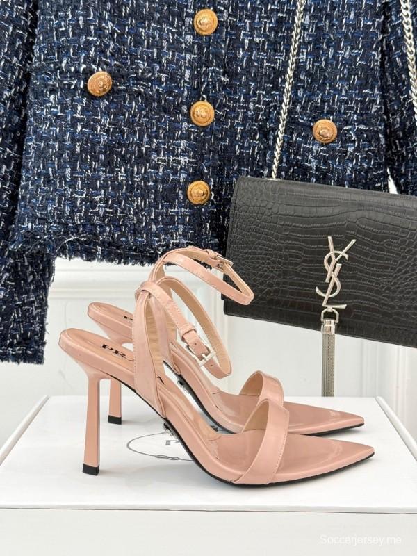 برادا 2025 صندل بكعب عالٍ مدبب من الأمام مع إبزيم مثلث - KFY00280