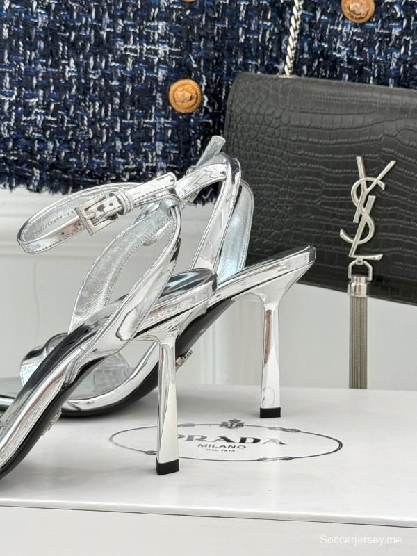 برادا 2025 صندل بكعب عالٍ مدبب من الأمام مع إبزيم مثلث - KFY00280