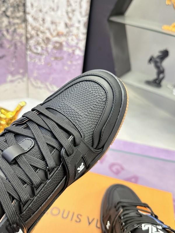 حذاء سنيكرز LV من لويس فويتون LV Trainer Maxi بتفاصيل مونوغرام - AS00360