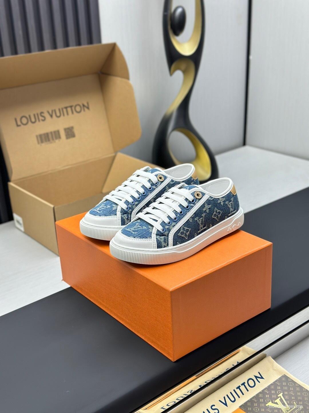 حذاء رياضي أبيض كاجوال بطبعة حيوانات من سلسلة تايم أوت من لويس فويتون - AS00260