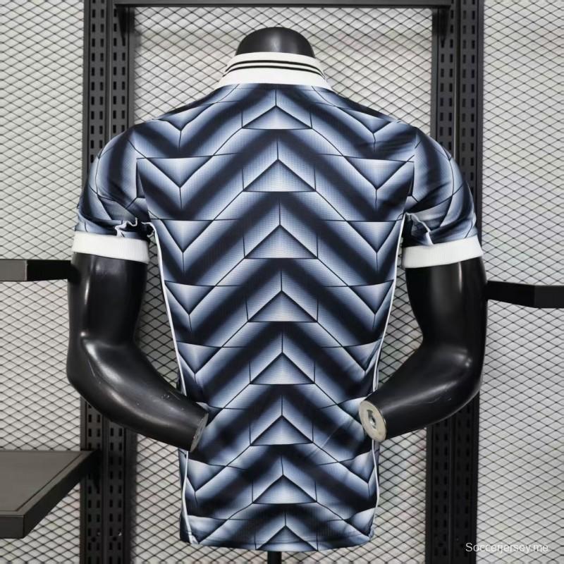 نسخة اللاعب القديمة 1988/89 ريال مدريد الثالثة باللون الأزرق الداكن مع قميص أزرق داكن بنقشة شيفرون هندسية ثلاثية الأبعاد