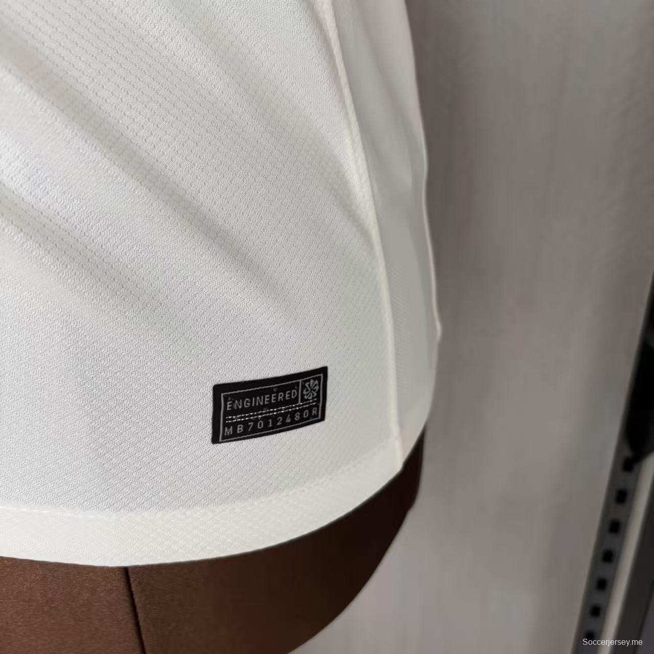 25/26 قميص تشيلسي للسيدات خارج ملعب تشيلسي للسيدات