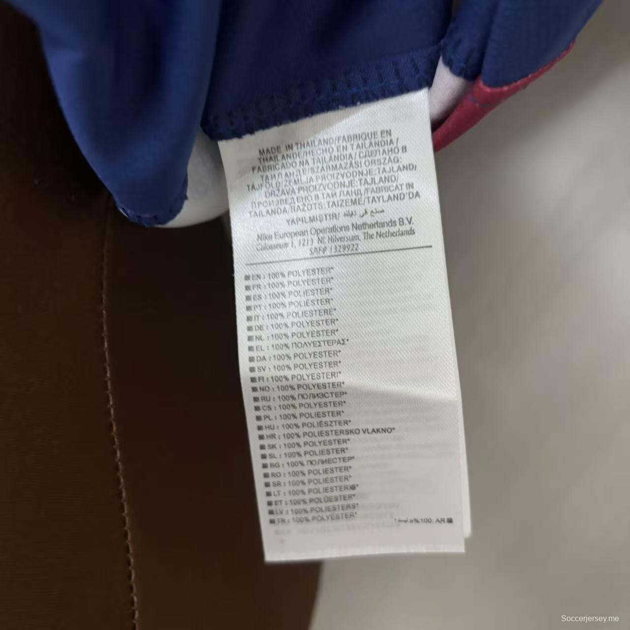 25/26 قميص برشلونة للسيدات على أرضه