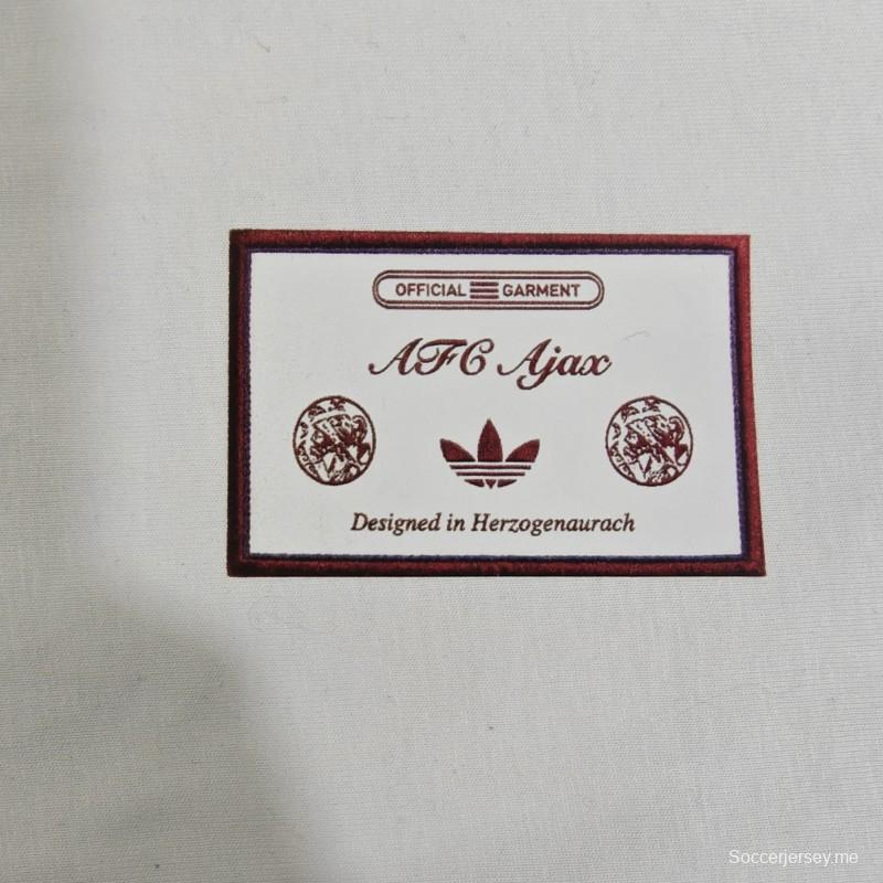 25/26 سترة بقلنسوة مطرزة بشعار Ajax 9 ألوان