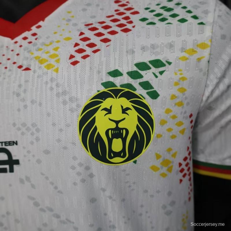2026 نسخة اللاعب الكاميرون قميص أبيض مع أحمر، نقشة نقطية