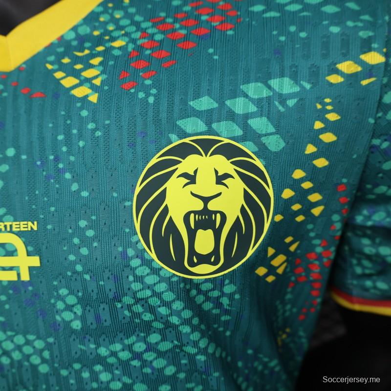2026 نسخة اللاعب الكاميرون الأخضر مع قميص بنقشة نقاط ملونة