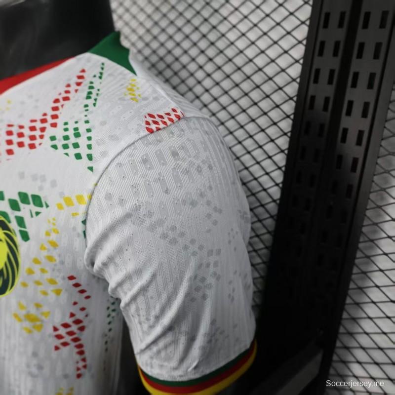2026 نسخة اللاعب الكاميرون قميص أبيض مع أحمر، نقشة نقطية