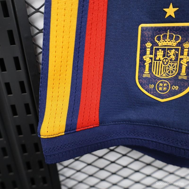 2026 نسخة اللاعب إسبانيا أزرق داكن مع شورت بخطوط حمراء وصفراء
