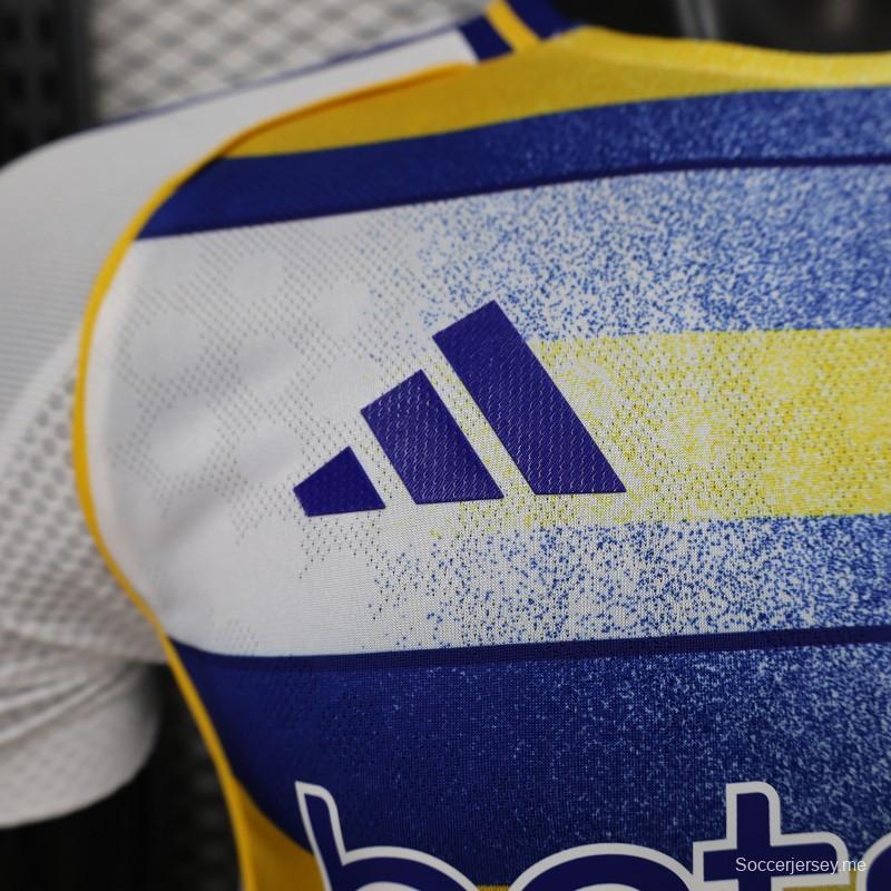 25/26 نسخة اللاعبين بوكا جونيورز قميص أبيض مع خطوط أفقية زرقاء وصفراء متدرجة