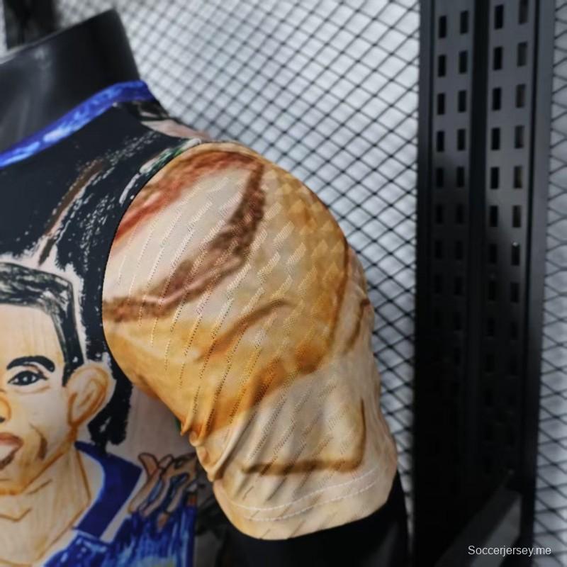 قميص نسخة خاصة من إصدار 2026 للمنتخب البرازيلي (CBF) بتصميم فني مرسوم يدويًا، يظهر عليه كل من رونالدو ورونالدينيو