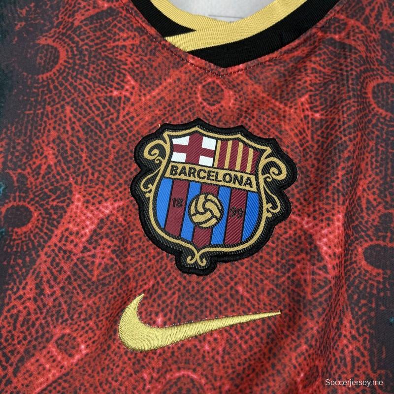 قميص برشلونة التصميمي الكلاسيكي لموسم 2021/22