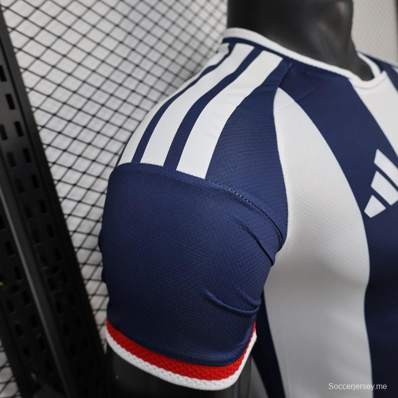 قميص اللاعب نسخة 2027، قميص منتخب اسكتلندا للعب خارج أرضه، أبيض/كحلي بخطوط عمودية