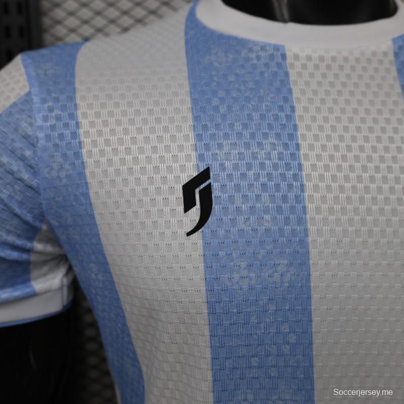 قميص اللاعب الإصدار 2027، قميص الأرجنتين الرسمي للعب على أرضها، أبيض مع خطوط زرقاء فاتحة، تكريمًا لمارادونا