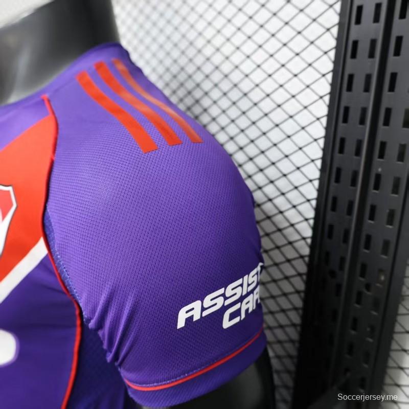 قميص اللاعب رقم 26/27، قميص ريفر بليت الثالث باللون الأرجواني مع شريط أحمر مائل