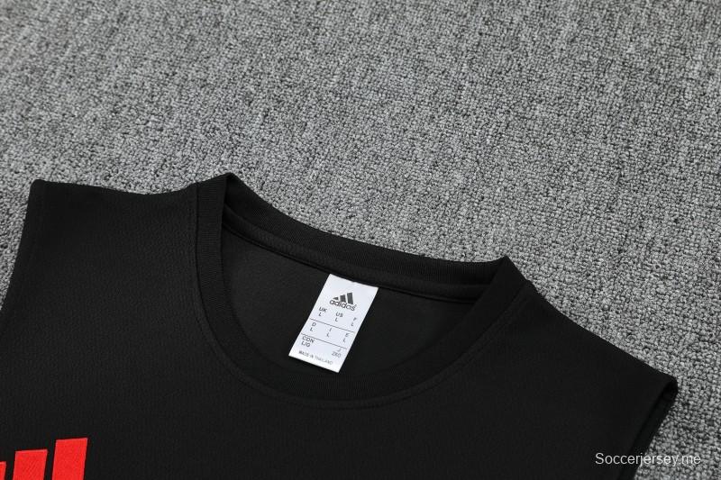 طقم ليفربول الأسود المكون من سترة تدريب بلا أكمام وشورت، مقاس 26/27