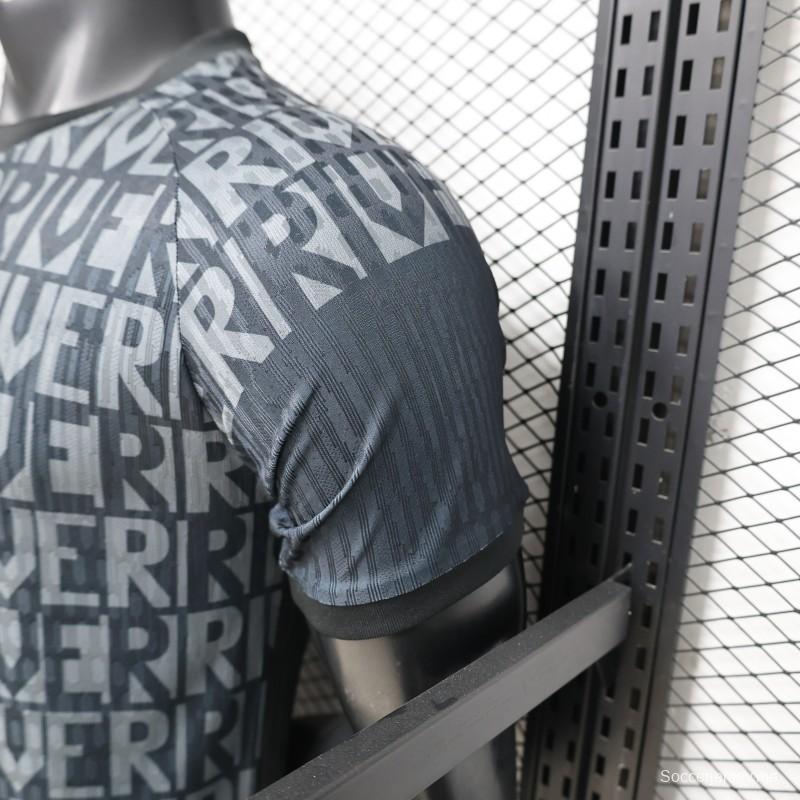 قميص اللاعب رقم 26/27 الخاص بنادي ريفر بليت للعب خارج أرضه باللون الأسود مع طباعة حروف على كامل القميص