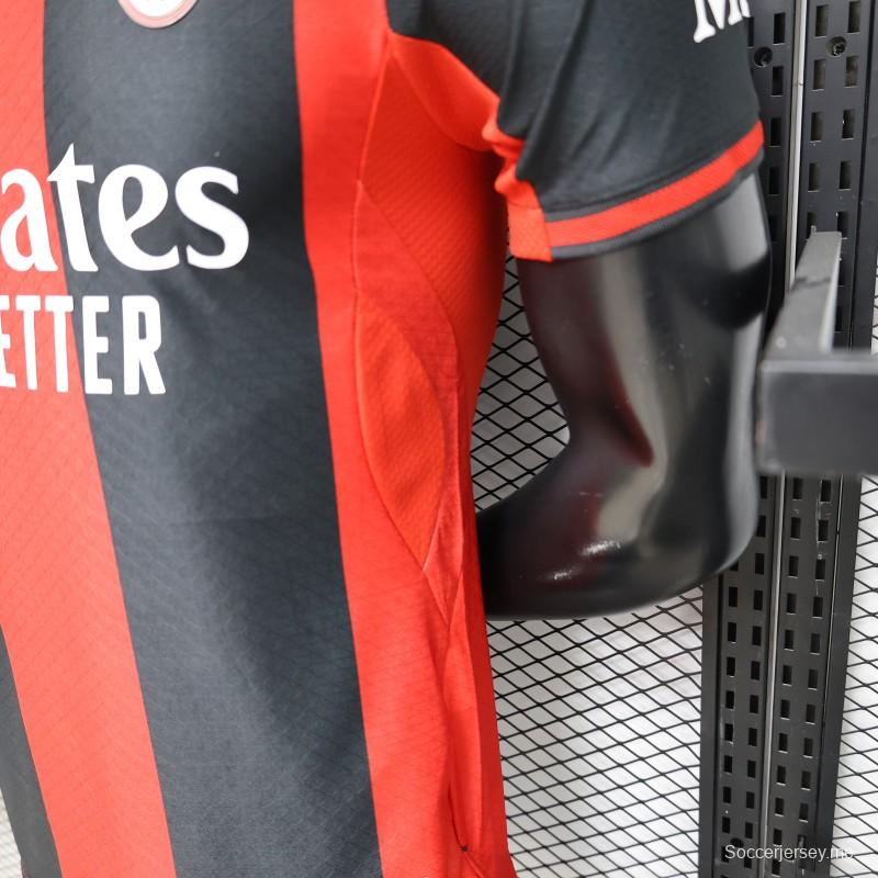 قميص اللاعب الرئيسي لميلان (AC Milan) للموسم 2026/2027 باللونين الأحمر والأسود مع خطوط عمودية