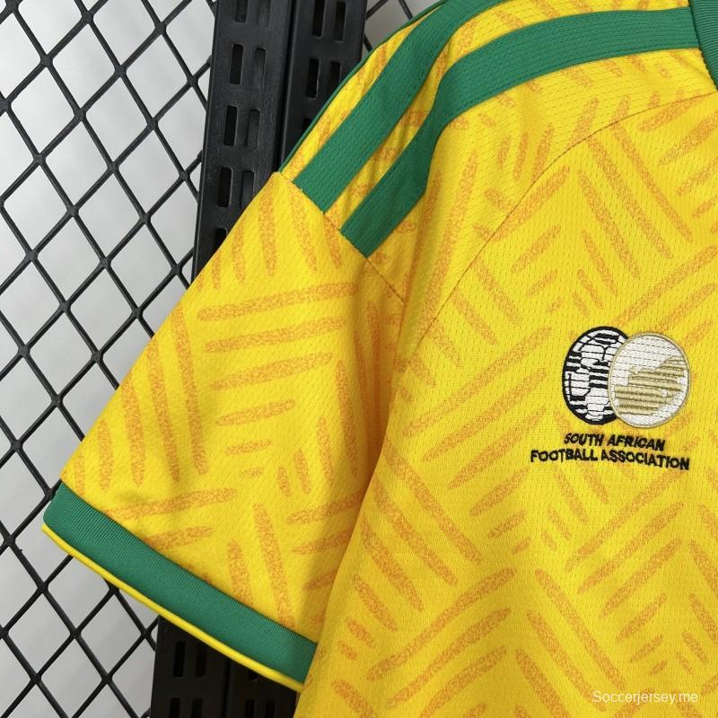 قميص جنوب أفريقيا الرجالي للمباريات التي تقام على أرضها في كأس العالم 2026