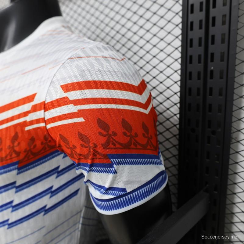 قميص اللاعب الإصدار 2026، نسخة خاصة للمنتخب الفرنسي خارج أرضه باللون الأبيض مع خطوط متعرجة باللونين الأحمر والأزرق