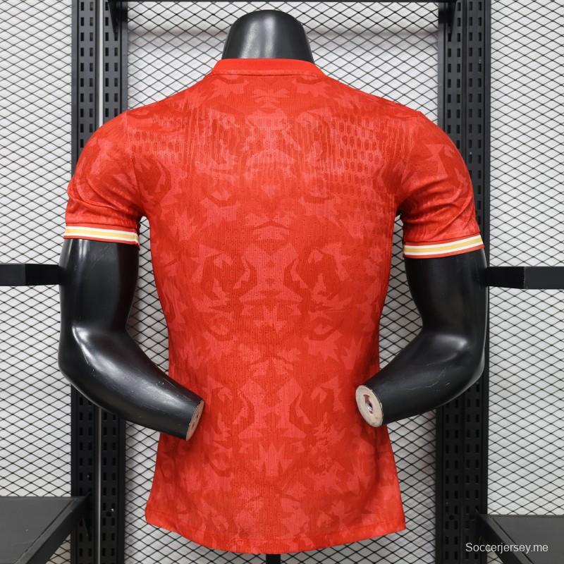 قميص اللاعب الإصدار 2026، قميص إنجلترا خارج أرضها باللون الأحمر مع شعار الأسد الذهبي، إصدار خاص