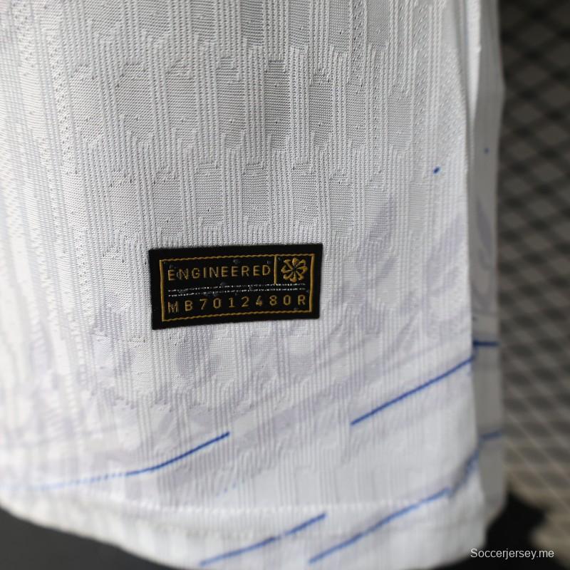 قميص اللاعب الإصدار 2026، نسخة خاصة للمنتخب الفرنسي خارج أرضه باللون الأبيض مع خطوط متعرجة باللونين الأحمر والأزرق