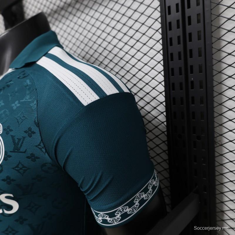 قميص اللاعب الإصدار 2026: ريال مدريد × لويس فويتون باللون الأزرق المخضر، بتصميم "LV Monogram" من أديداس، إصدار خاص بالتعاون المشترك