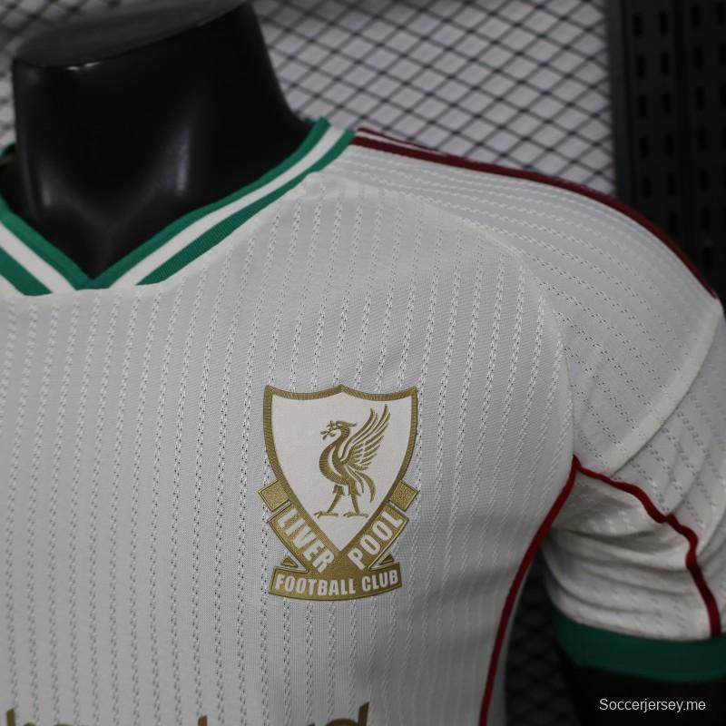 قميص ليفربول لكرة القدم، إصدار اللاعبين 26/27، باللون الأبيض المائل للرمادي مع شعار ذهبي — إصدار خاص للقميص الاحتياطي