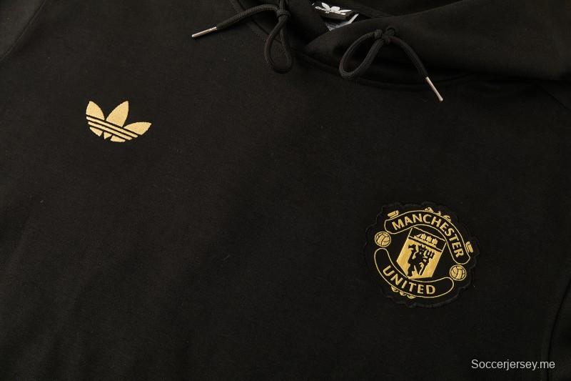 26/27 مانشستر يونايتد - بدلة رياضية سوداء بغطاء رأس وبنطال طويل