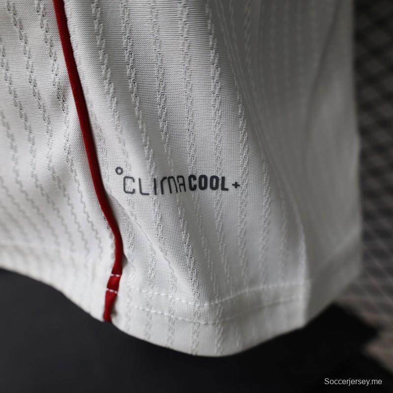 قميص ليفربول لكرة القدم، إصدار اللاعبين 26/27، باللون الأبيض المائل للرمادي مع شعار ذهبي — إصدار خاص للقميص الاحتياطي