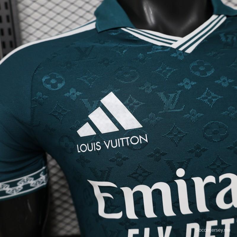 قميص اللاعب الإصدار 2026: ريال مدريد × لويس فويتون باللون الأزرق المخضر، بتصميم "LV Monogram" من أديداس، إصدار خاص بالتعاون المشترك
