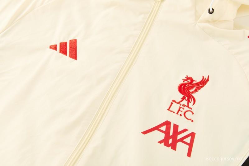 26/27 طقم رياضي من ليفربول بلون كريمي مع سترة بغطاء رأس وسحاب كامل + بنطال طويل أسود