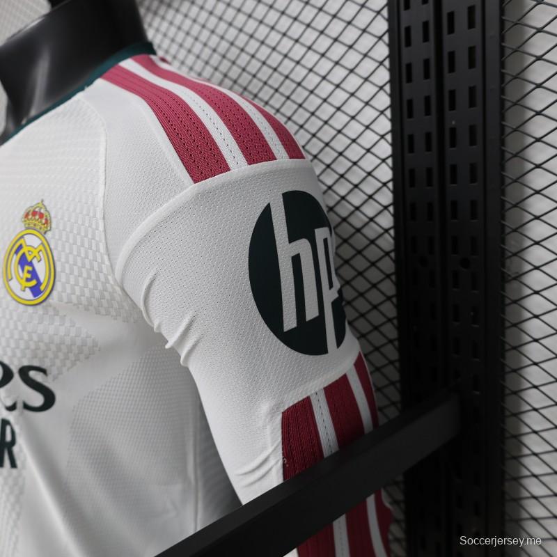قميص اللاعب رقم 26/27، ريال مدريد، أبيض بخط بورجوندي، قميص المباراة الرئيسية بأكمام طويلة