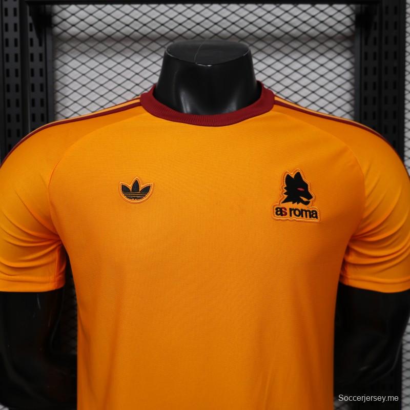 قميص اللاعب الإصدار 26/27، نسخة خاصة باللون البرتقالي من فريق روما بالتعاون مع Adidas Originals