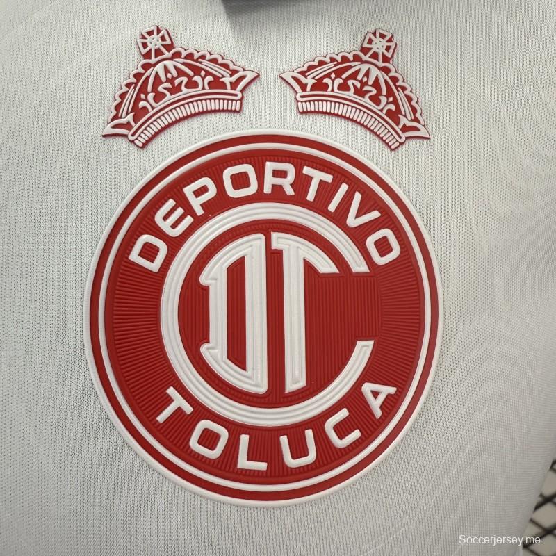 قميص ديبورتيفو تولوكا (نادي كرة القدم) لللاعبين، إصدار 26/27، من نيو بالانس، قميص خارجي باللونين الأبيض والأحمر
