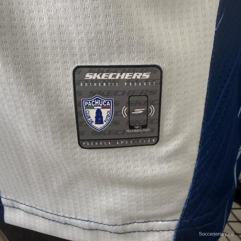 قميص اللاعب رقم 25/26 من فريق CF باتشوكا، أبيض وأزرق بخطوط عمودية، قميص المباريات على أرض الفريق