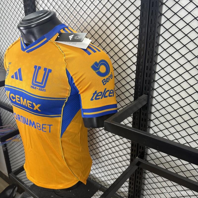 قميص اللاعب نسخة 25/26 لفريق تيغريس UANL باللون الذهبي مع شريط أزرق على الصدر، وشعار الذكرى الخامسة والستين، وقميص Sportiumbet