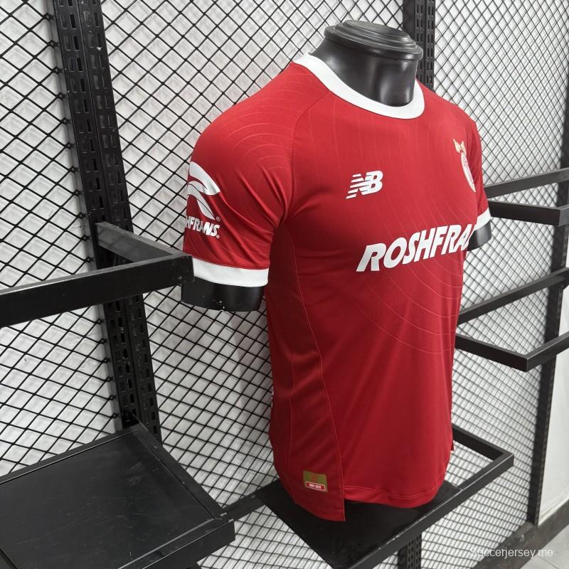 قميص ديبورتيفو تولوكا FC من نيو بالانس للمباريات على أرضه، نسخة اللاعبين 26/27، باللون الأحمر الداكن والأبيض