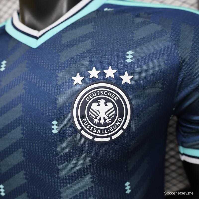 قميص اللاعبين خارج الملعب، الإصدار 2026، ألمانيا، أزرق داكن بنمط متعرج