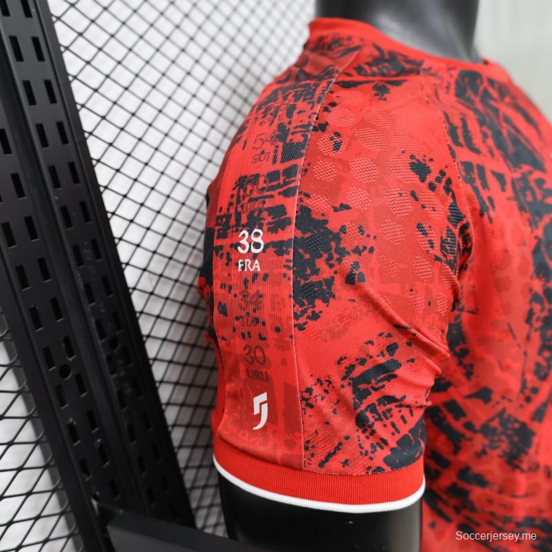 قميص المنزل للمنتخب الكندي للاعبين، إصدار 2026، باللون الأحمر مع طبعة "جرانج" باللون الأسود