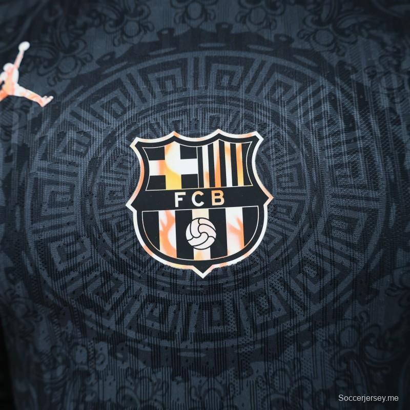 قميص لاعب نسخة 26/27 لفريق برشلونة، إصدار خاص باللونين الأسود الداكن والأحمر