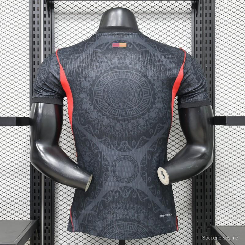 قميص لاعب نسخة 26/27 لفريق برشلونة، إصدار خاص باللونين الأسود الداكن والأحمر