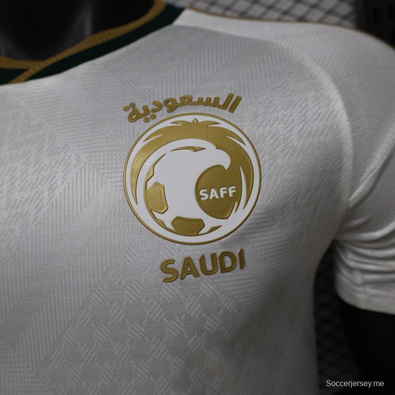 قميص اللاعب رقم 26/27 للمملكة العربية السعودية  قميص المباراة الرئيسي باللونين الأبيض والذهبي