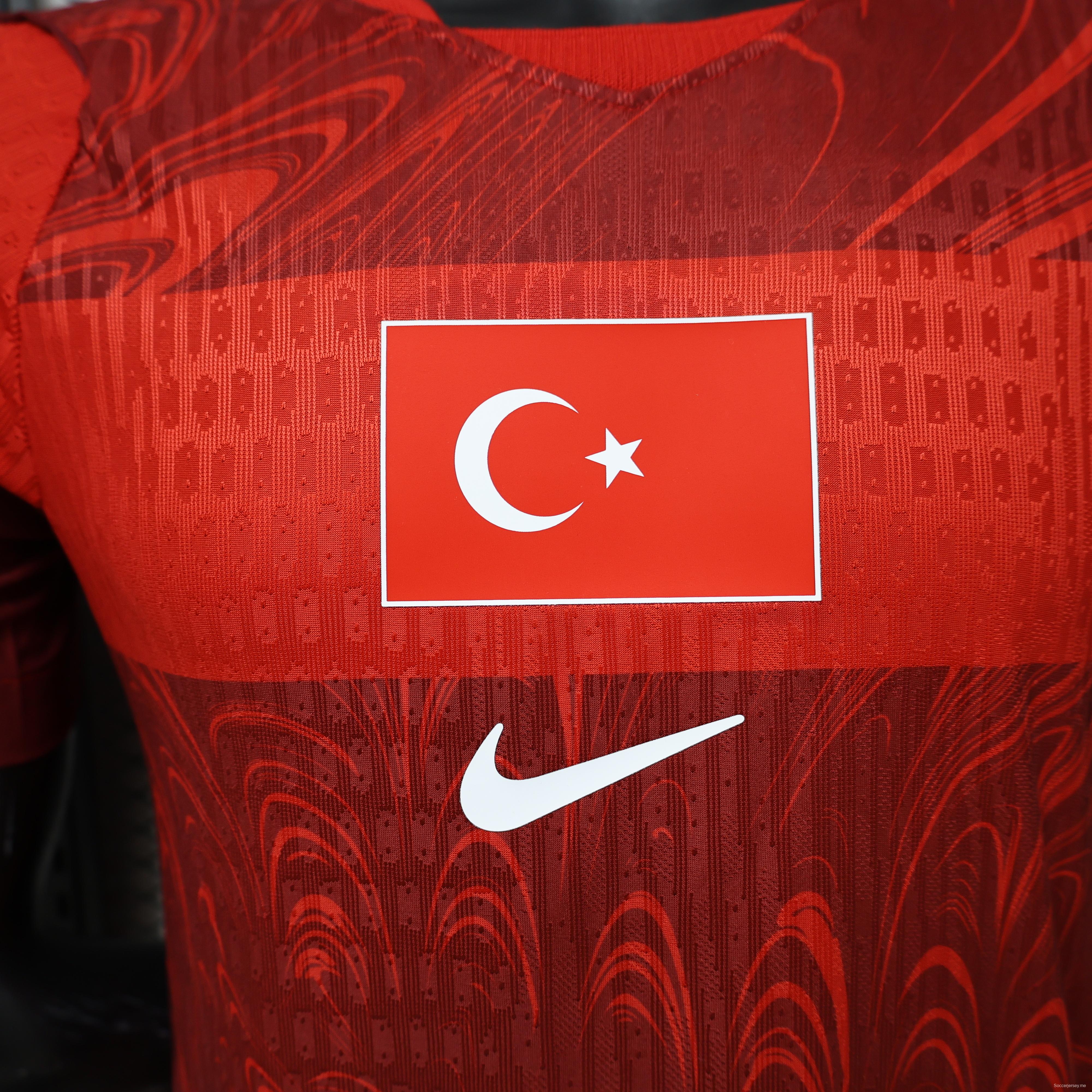 قميص اللاعب، إصدار 26/27، منتخب تركيا (مباريات على أرضه)، باللونين الأحمر والأحمر الداكن، بنقشة "إبرو" (الرخام)